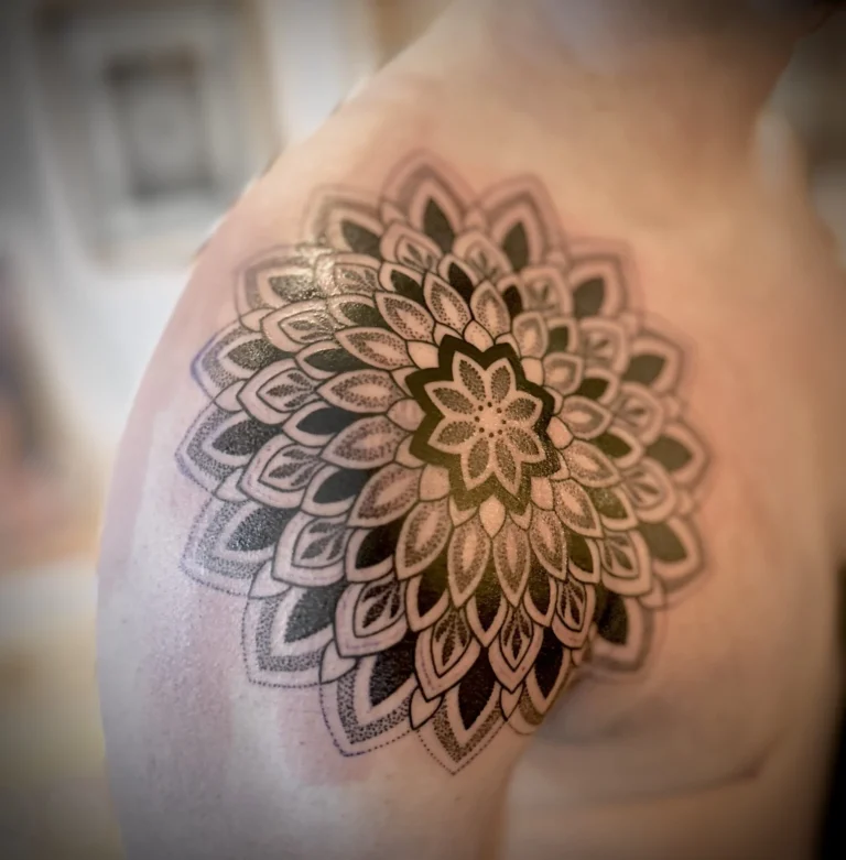 Mandala op de schouder